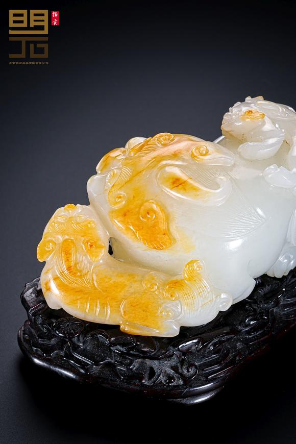 北京明石拍賣(mài)有限公司清 白玉留皮巧雕子母獸擺件