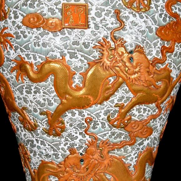 北京唐潮拍賣有限公司琺瑯彩浮雕描金龍紋梅瓶