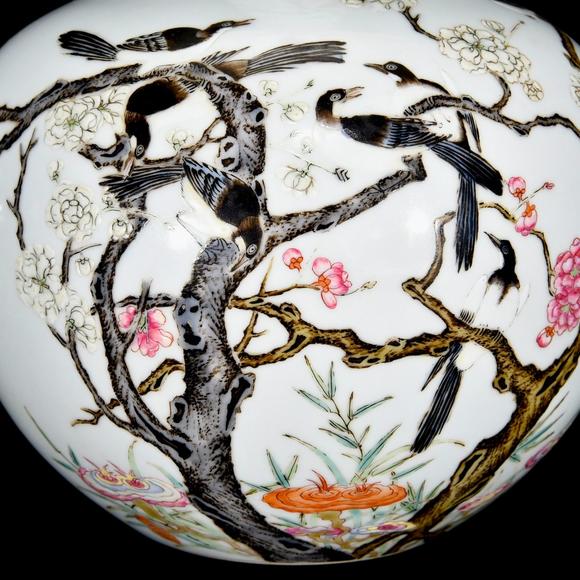 北京唐潮拍賣有限公司粉彩花鳥喜鵲登梅紋天球瓶
