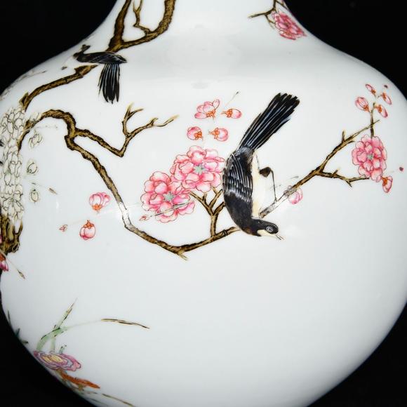 北京唐潮拍賣有限公司粉彩花鳥喜鵲登梅紋天球瓶