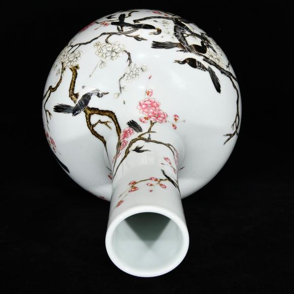 北京唐潮拍賣有限公司粉彩花鳥(niǎo)喜鵲登梅紋天球瓶