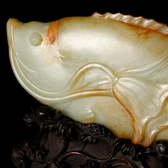 藝是拍賣(mài)清·白玉紅沁鱖魚(yú)（原配紅木底座）