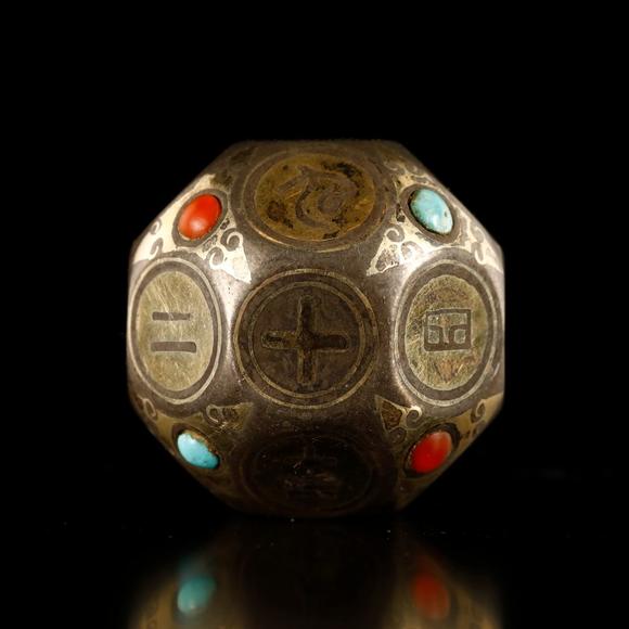 藝是拍賣(mài)清·錯(cuò)金銀嵌寶行酒骰子