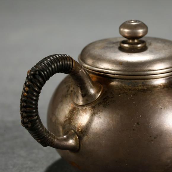 藝是拍賣十九世紀(jì)·純銀茶壺