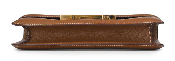 Piguet - H?tel des VentesHermès, sac Constance 23 en cuir Epsom Gold, 1995, piqué sellier blanc, bouclerie plaquée or, bandoulière porté épaule, housse, 17,5x