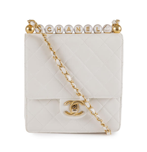 Piguet - H?tel des VentesChanel, sac Chic Pearls édition limitée 2020 Karl Lagerfeld en cuir blanc matelassé, housse, facture