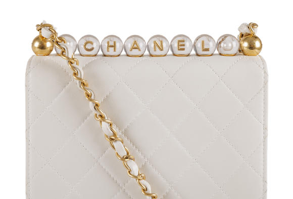Piguet - H?tel des VentesChanel, sac Chic Pearls édition limitée 2020 Karl Lagerfeld en cuir blanc matelassé, housse, facture