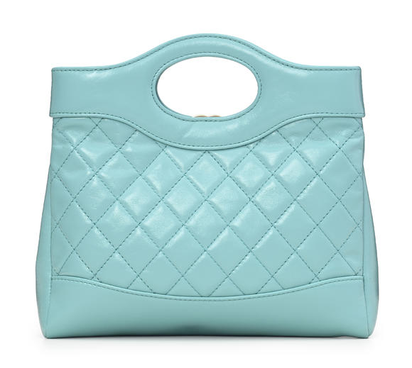 Piguet - H?tel des VentesChanel, sac 31 Mini Tote en cuir brillant turquoise, double bandoulière en cuir simple et à cha?nette et cuir entrelacé, housse, 23x20 c