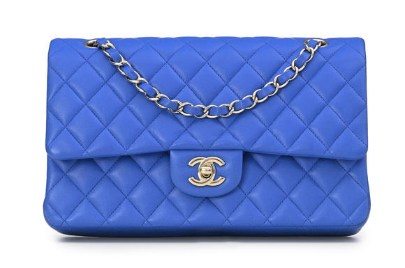 Piguet - H?tel des VentesChanel, sac Timeless Medium classique à double rabat en cuir bleu azur matelassé, bandoulière, carte d'authenticité, housse, 15x25 cm