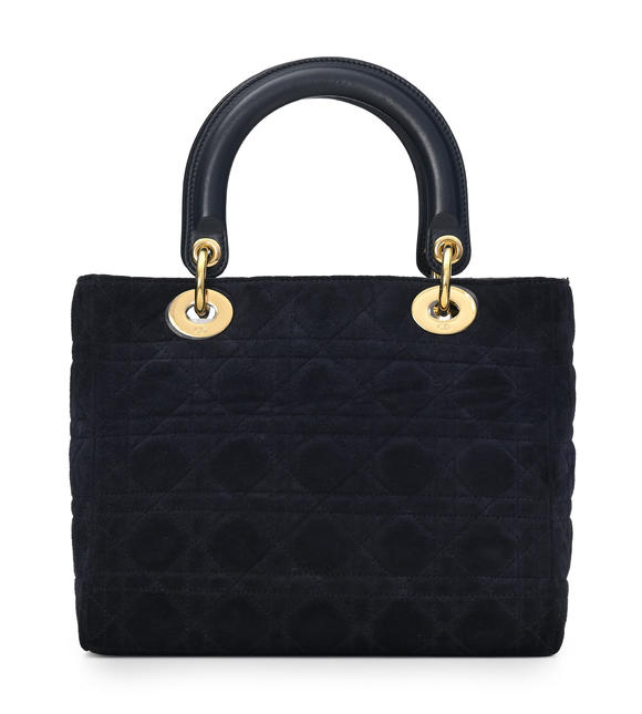Piguet - H?tel des VentesChristian Dior, sac Lady Dior Medium en daim bleu nuit matelassé cannage, charmes D.I.O.R., poignées cuir, 20x25 cm