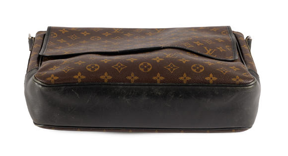 Piguet - H?tel des VentesLouis Vuitton, sac Macassar Bass Messenger en toile enduite Monogram et cuir noir, bandoulière en toile noire, 31x33 cm