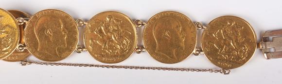TooveysAn Edward VII eight sovereign bracelet, comprising two 1903, 1906, t