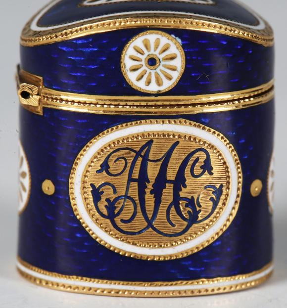 TooveysA fine late 18th/early 19th century gold and enamelled novelty pill/