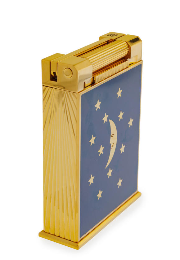 Piguet - H?tel des VentesS.T.Dupont, Rendez-vous, édition limité 183/500, briquet de table en métal doré et laque rouge et bleue à motifs célestes