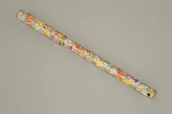 京都祇園會拍賣清 嘉慶年制 百花不落地粉彩毛筆 箱附 筆帽有修