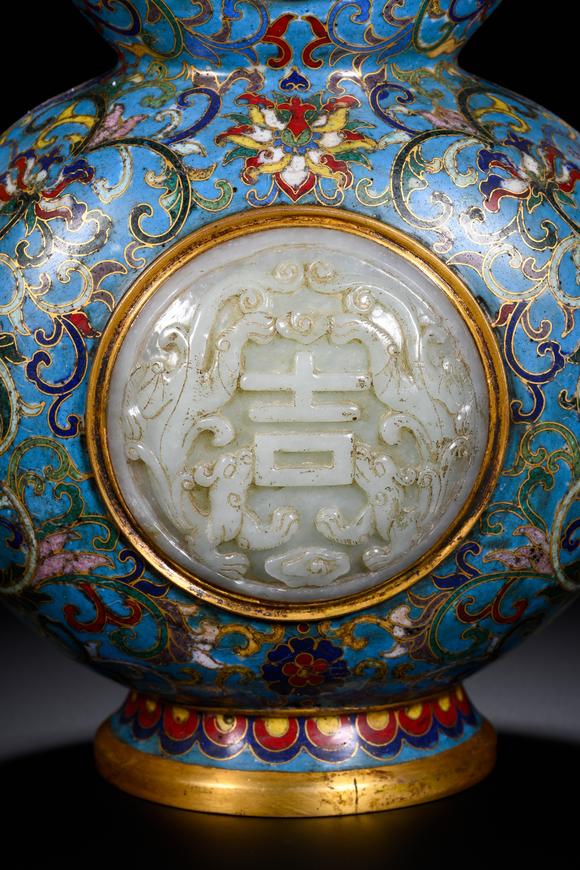 日本東海名古屋乾隆年制款銅胎掐絲琺瑯鑲和田玉 “大吉” 葫蘆執(zhí)壺