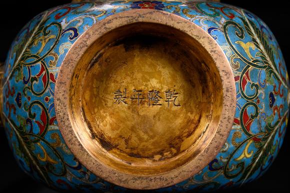 日本東海名古屋乾隆年制款銅胎掐絲琺瑯鑲和田玉 “大吉” 葫蘆執(zhí)壺