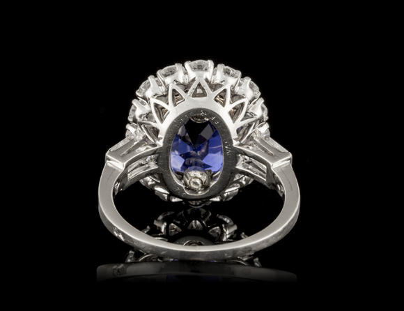 Piguet - H?tel des VentesVan Cleef & Arpels, attribuée à, bague or gris 750 et platine sertie d'un saphir de 9.39 carats, Ceylan, non chauffé, rapport LFG