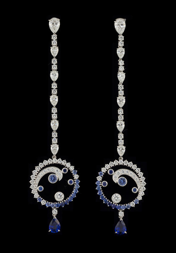 Piguet - H?tel des VentesVan Cleef & Arpels, paire de pendants d'oreilles or gris 750 sertis de saphirs et de diamants taille poire et brillantVan Cleef & Arpels, pair of 750 white gold drop earrings set with sapphires and diamonds 
