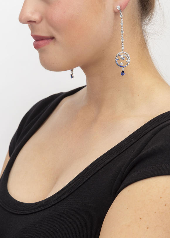 Piguet - H?tel des VentesVan Cleef & Arpels, paire de pendants d'oreilles or gris 750 sertis de saphirs et de diamants taille poire et brillantVan Cleef & Arpels, pair of 750 white gold drop earrings set with sapphires and diamonds 