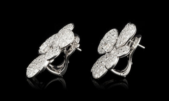 Piguet - H?tel des VentesVan Cleef & Arpels, Cosmos, paire de boucles d'oreilles trèfles or gris 750 pavées de diamants taille brillantVan Cleef & Arpels, Cosmos, pair of clovers earrings 18K white gold pavé-set with round brillant cut diamonds
