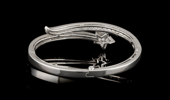 Piguet - H?tel des VentesChanel, Comète, bracelet rigide or gris 750 à motif étoilé pavé de diamants taille brillant dont un plus importantChanel, Comète, 750 white gold bangle paved with brilliant-cut diamonds and one more important in the center of the star