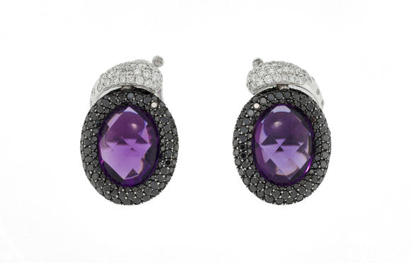 Piguet - H?tel des VentesDe Grisogono, paire de boucles d'oreilles réversibles or gris 750 pavées de diamants incolores et noirs entourant des améthystes