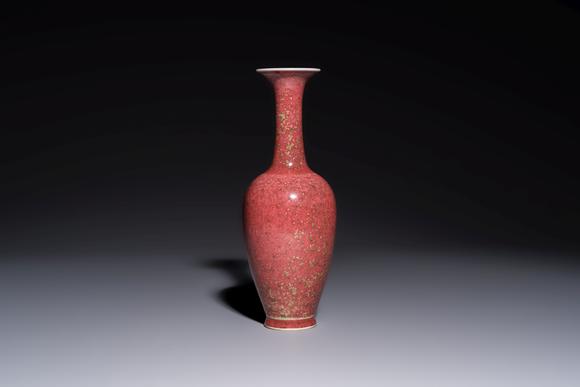 Rob Michiels AuctionsA Chinese peachbloom-glazed vase, 21st C.