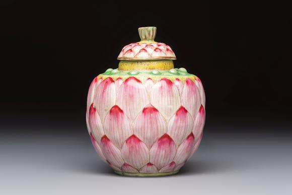 Rob Michiels AuctionsA Chinese famille rose 'Lotus Bud' tea caddy and cover, Qianlong mark, 19th C.