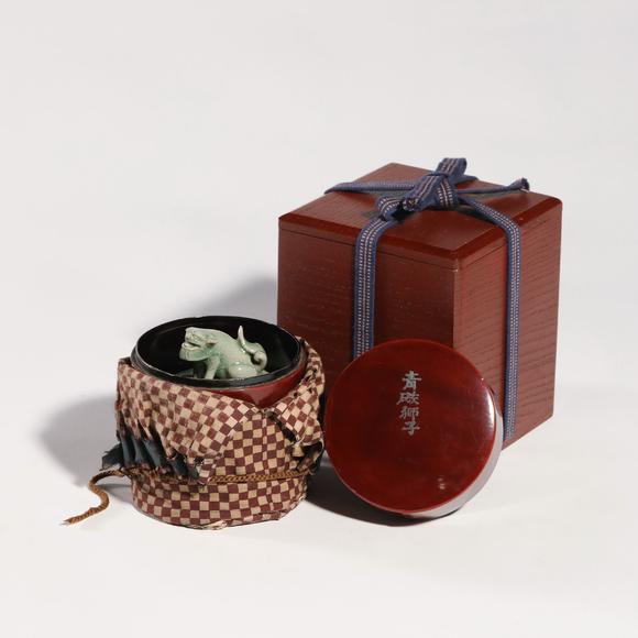 東京銀座（古美術(shù)宋磁）明 龍泉青瓷獅鈕八卦紋六角香爐
