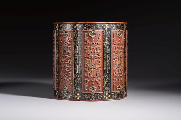 Rob Michiels AuctionsA Chinese gilt black-lacquered huanghuali brush pot with chilong design, Kangxi/Yongzheng