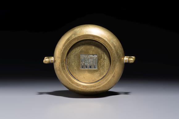 Rob Michiels AuctionsA Chinese bronze handled censer and stand, 17/18th C.