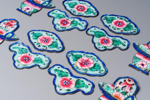 Rob Michiels Auctions12 Chinese Canton enamel hanging ornaments, 18/19th C.