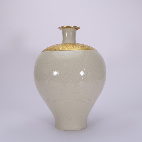 春和美術(shù)宋 鎏金鑲嵌定窯白釉花卉紋瓶