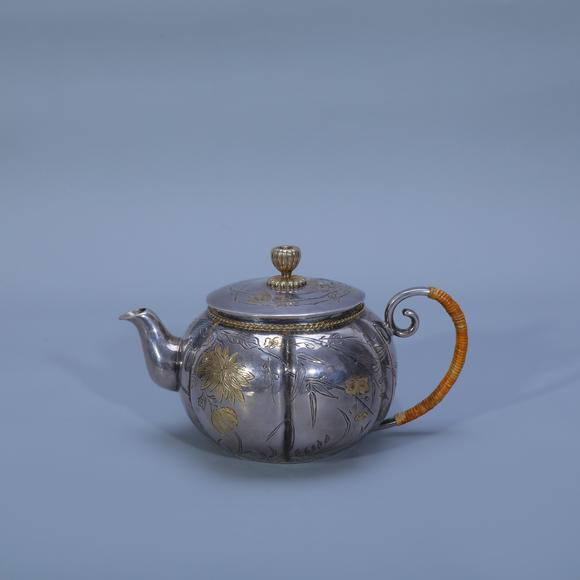 春和美術(shù)鎏金花卉紋?純銀壺