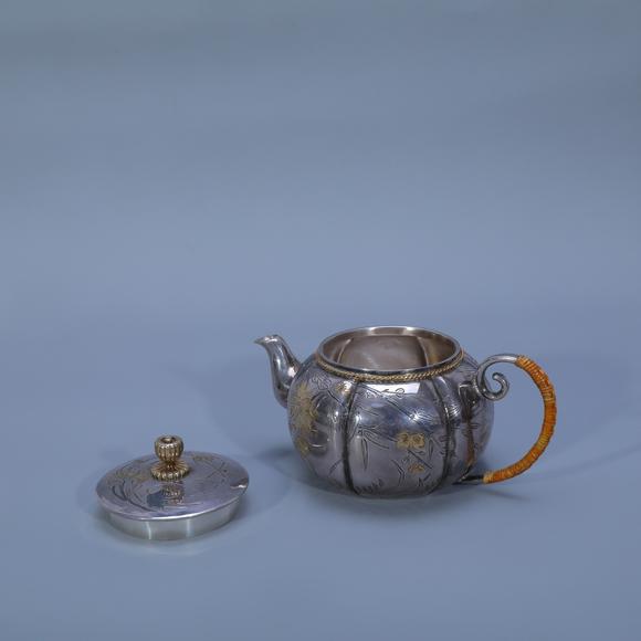 春和美術(shù)鎏金花卉紋?純銀壺