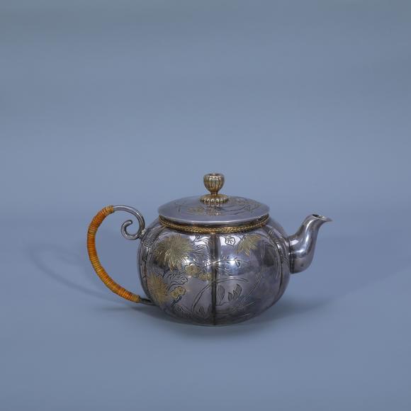 春和美術(shù)鎏金花卉紋?純銀壺