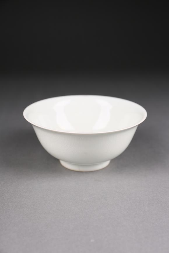 春和美術(shù)甜白釉暗刻龍鳳紋碗