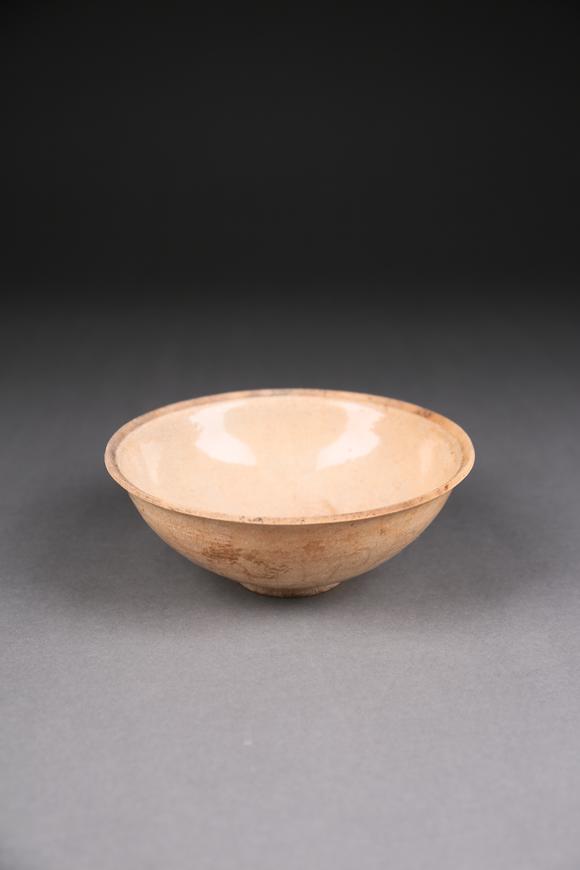 春和美術(shù)白釉蓮花瓣碗