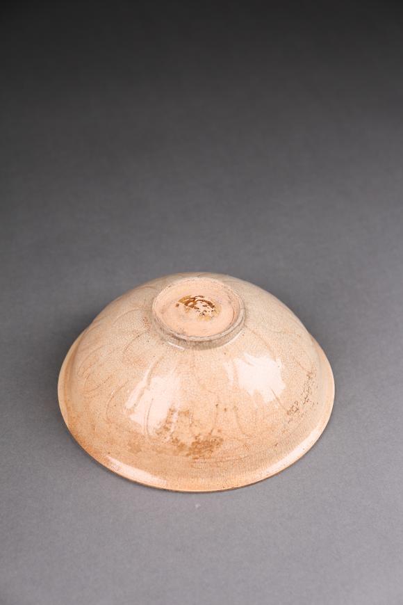 春和美術(shù)白釉蓮花瓣碗