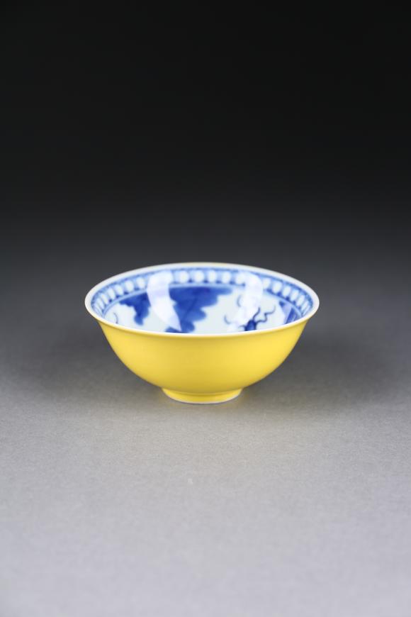 春和美術(shù)甜黃釉青花遊魚碗