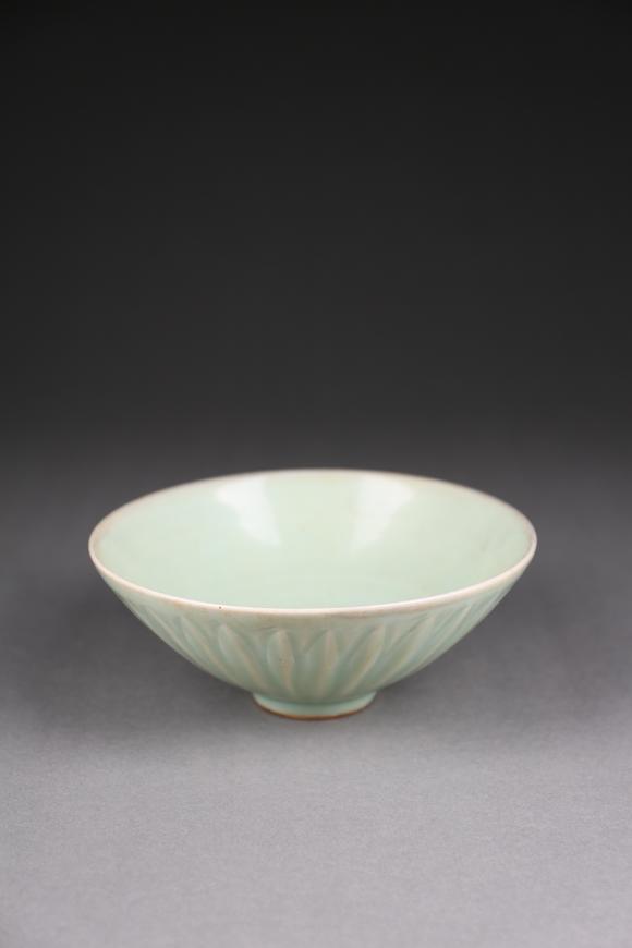 春和美術(shù)龍泉窯青釉菊瓣碗