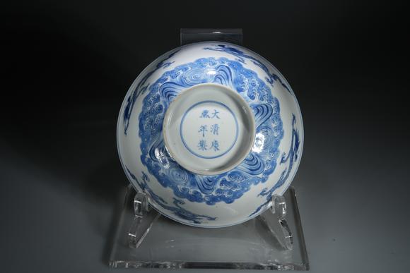 北京懋隆拍賣清康熙 青花海水龍紋碗