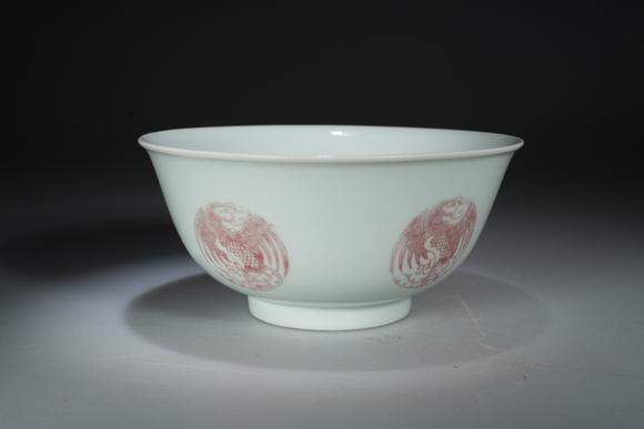 北京懋隆拍賣清道光 釉里紅團(tuán)鳳紋碗