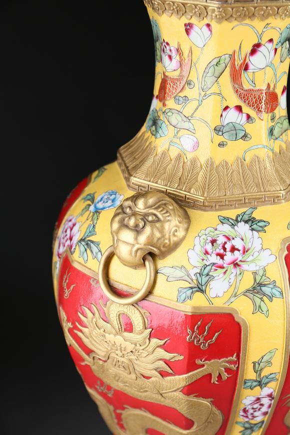 萬領(lǐng)國際粉彩軋道描金花卉龍紋八方鋪首瓶