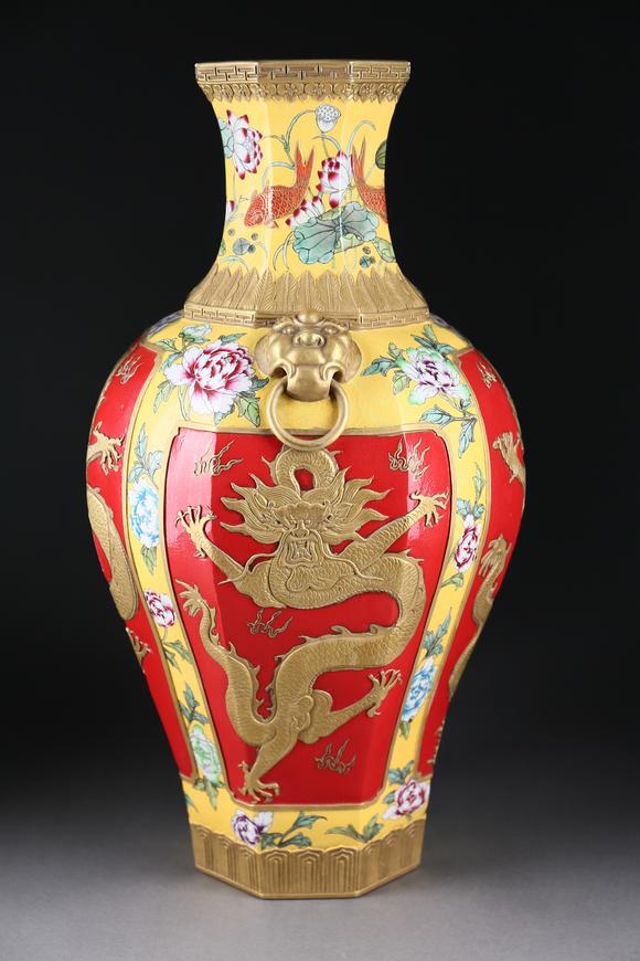 萬領(lǐng)國際粉彩軋道描金花卉龍紋八方鋪首瓶