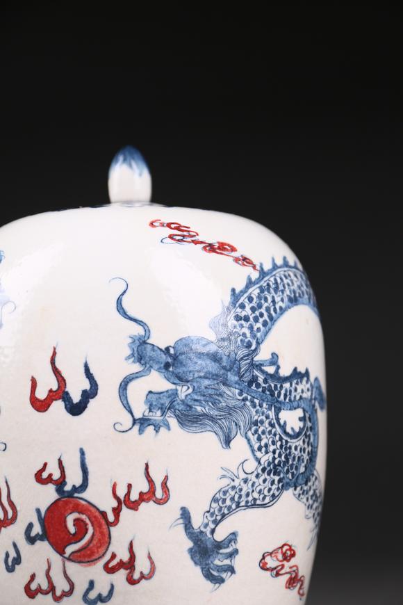 萬(wàn)領(lǐng)國(guó)際青花釉里紅雙龍戲珠蓋罐