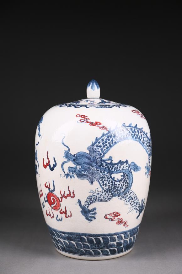萬(wàn)領(lǐng)國(guó)際青花釉里紅雙龍戲珠蓋罐