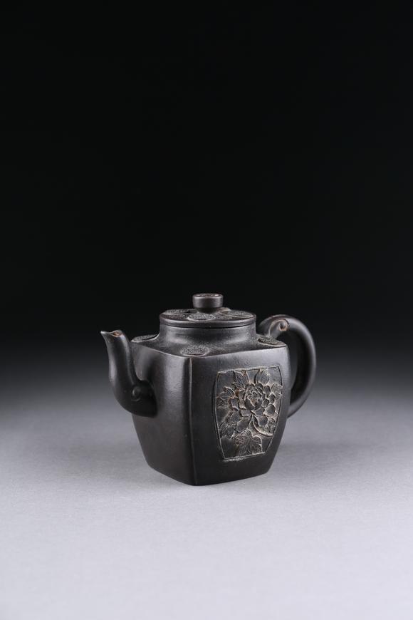 萬(wàn)領(lǐng)國(guó)際紫砂牡丹紋壺