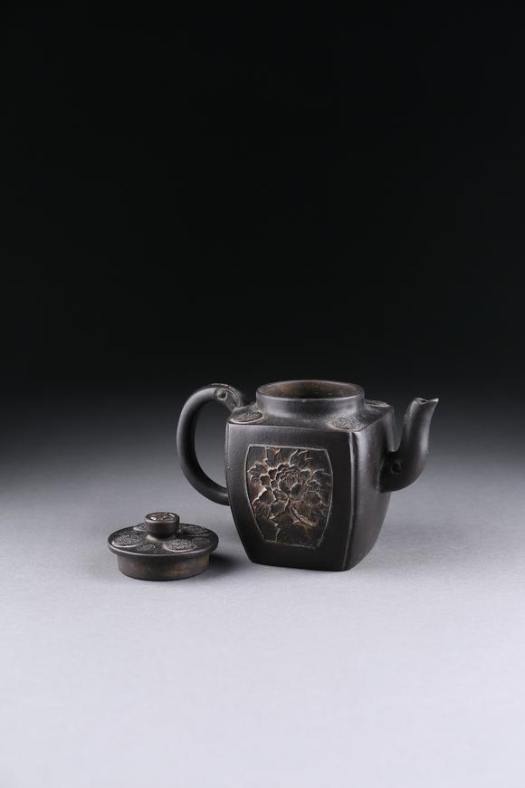 萬(wàn)領(lǐng)國(guó)際紫砂牡丹紋壺